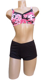 Maillot de bain <b><u>2 pièces boxer</u></b>.  Soutien gorge forme bandeau, sans armatures, petites mousses intégrées et amovibles. S\'attache au dos. Imprimé \